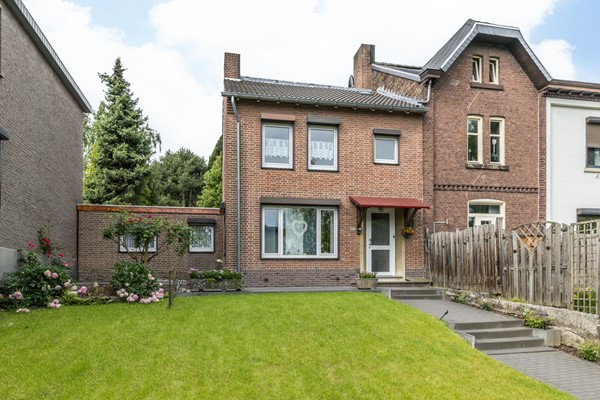 Foto - Te koop: Ruime halfvrijstaande woning met 179 m² woonoppervlakte, 6 slaapkamers, 2 badkamers, garage en tuin op het zuiden in Vaals